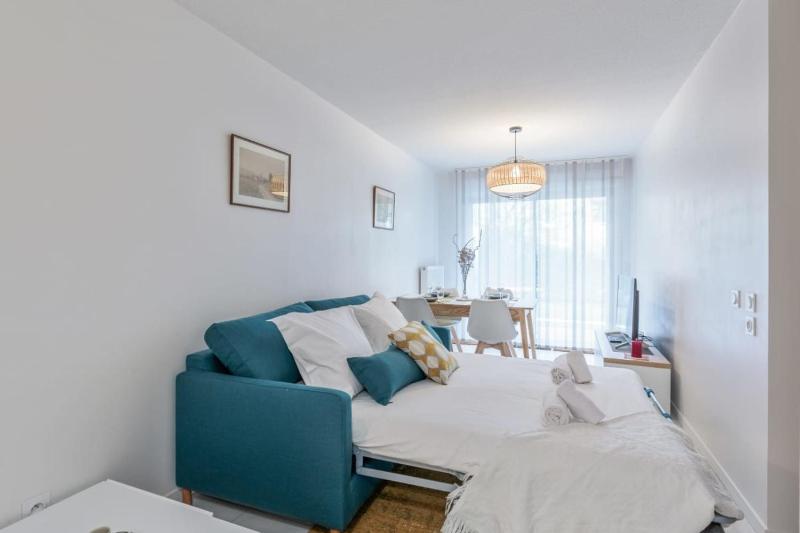 Beautiful apartment - near the beach - image 10