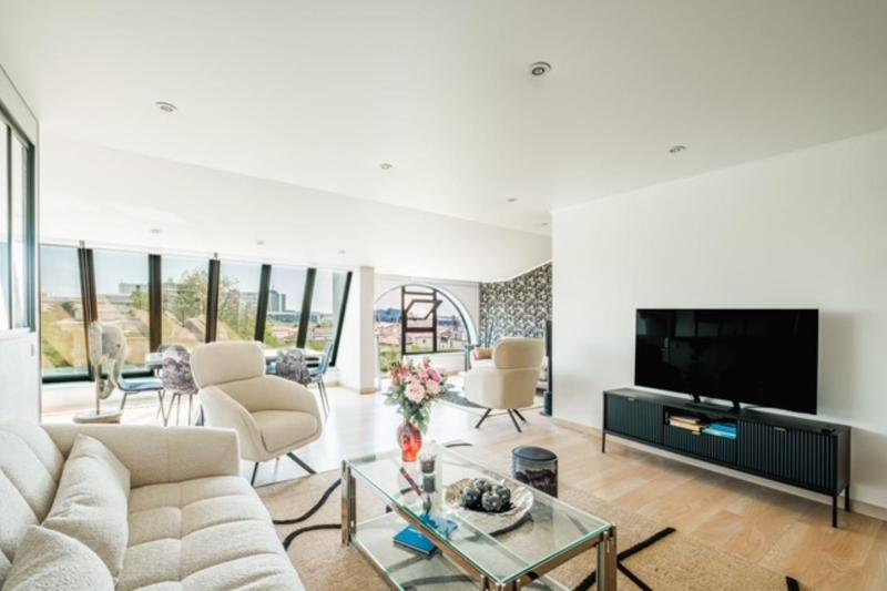 Bright apartment with panoramic views - image 5