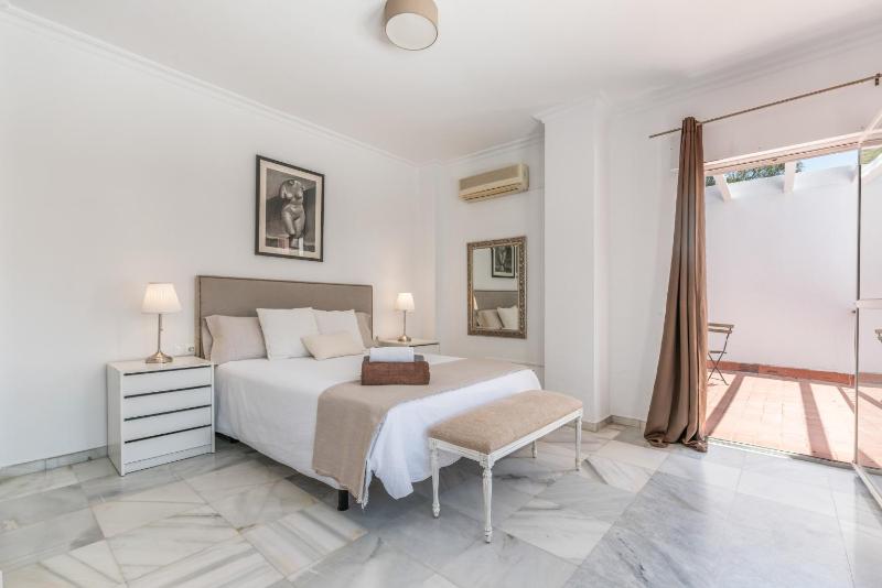 Magnificent 5-bedroom Villa - image 9