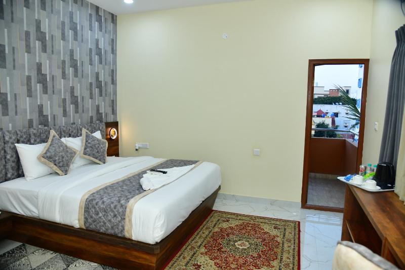 Deluxe AC Room in 4BHK Corporate service Aparment Manyata Tech Park - image 11
