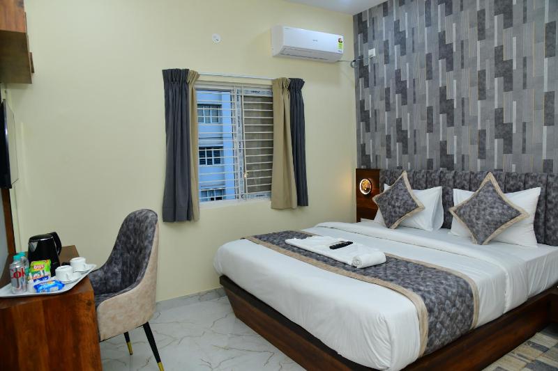 Deluxe AC Room in 4BHK Corporate service Aparment Manyata Tech Park - image 18