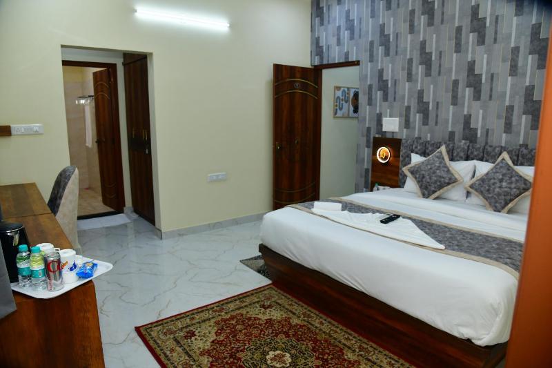 Deluxe AC Room in 4BHK Corporate service Aparment Manyata Tech Park - image 23