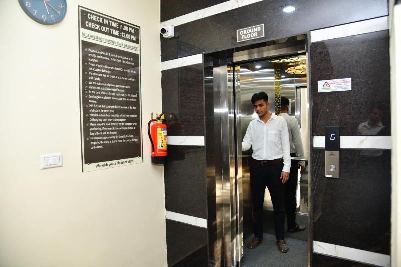 Deluxe AC Room in 4BHK Corporate service Aparment Manyata Tech Park - image 16