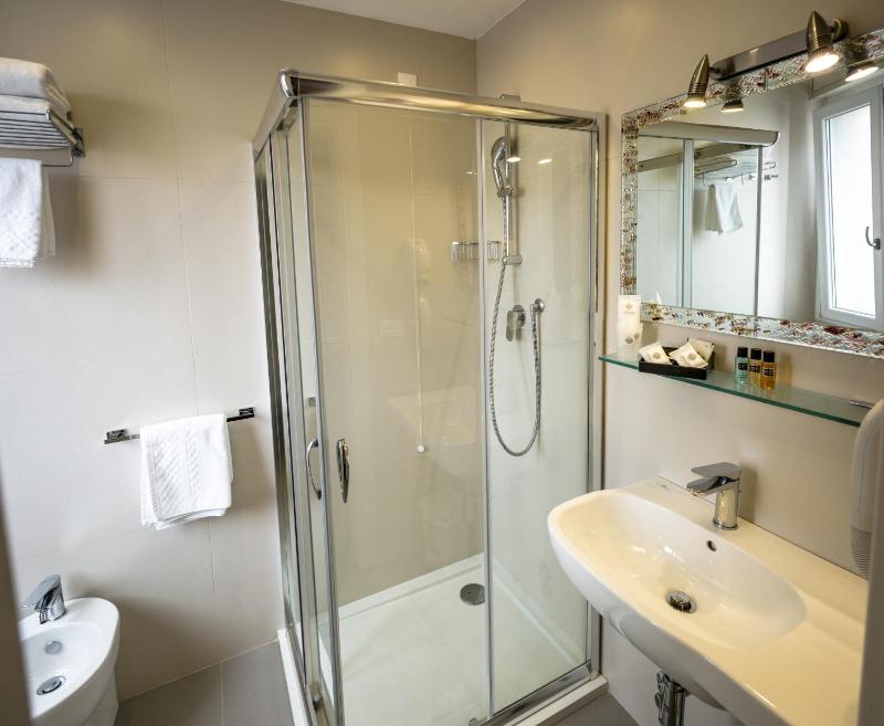 Deluxe Triple Room with Lateral Sea View image 4