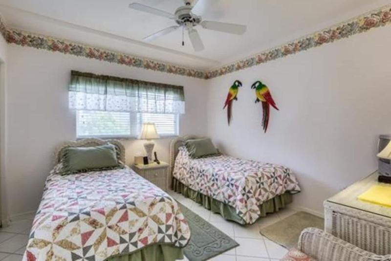 Three Bedroom Condo with Canal Views - image 6