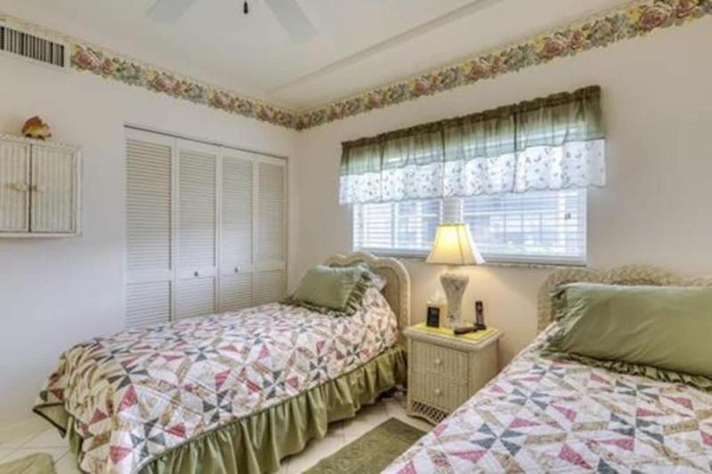Three Bedroom Condo with Canal Views - image 2