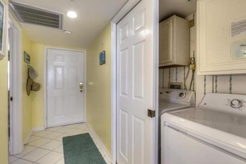 Three Bedroom Condo with Canal Views - image 5