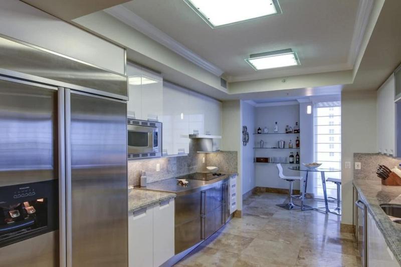 Three Bedroom Condo with Marina Views and Private Balcony - image 2