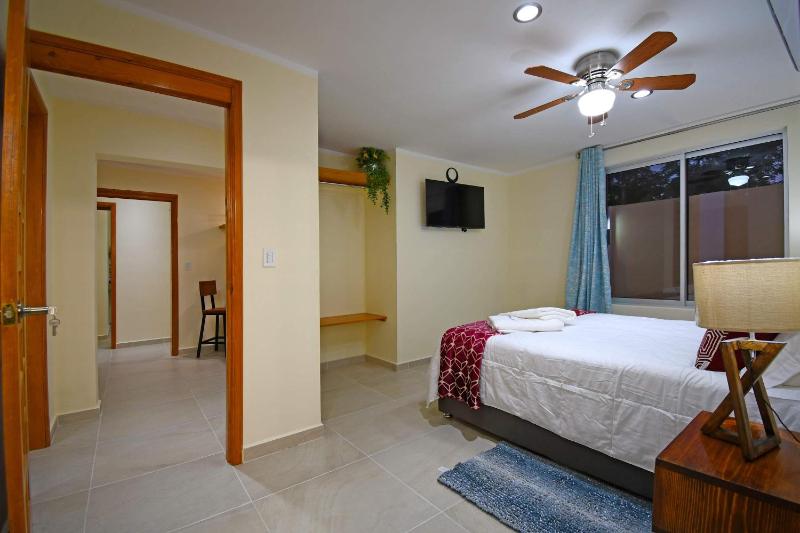 The Poolside Suite Downtown Access free parking on street - image 25