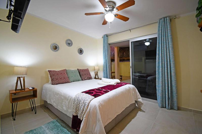 The Poolside Suite Downtown Access free parking on street - image 16