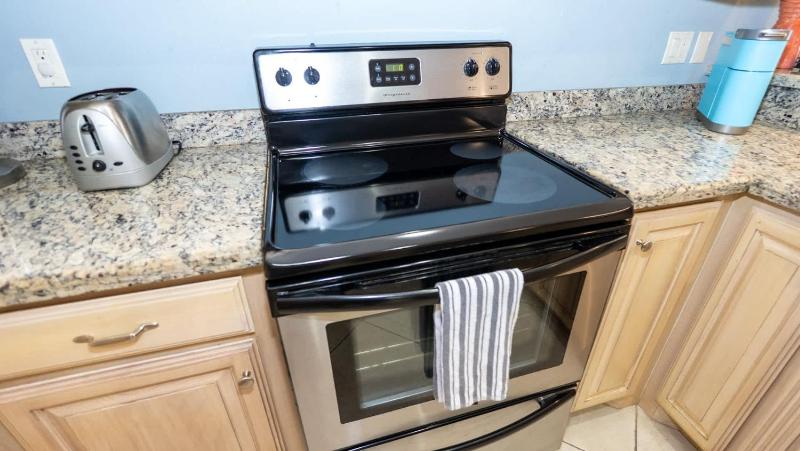 2BR Pool 200 Steps to Beach High Ceilings SPI apts - image 14