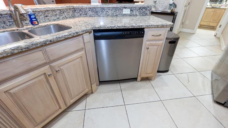 2BR Pool 200 Steps to Beach High Ceilings SPI apts - image 8