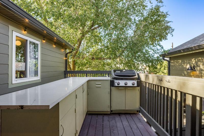 The Ultimate Hangout House - image 16