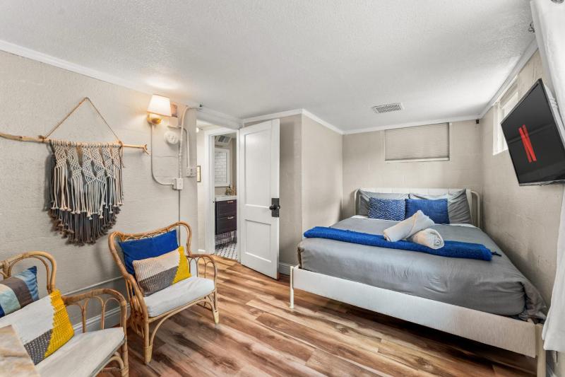 Guest Suite I 2Bd I Kitchenette I 5 star Location - image 25
