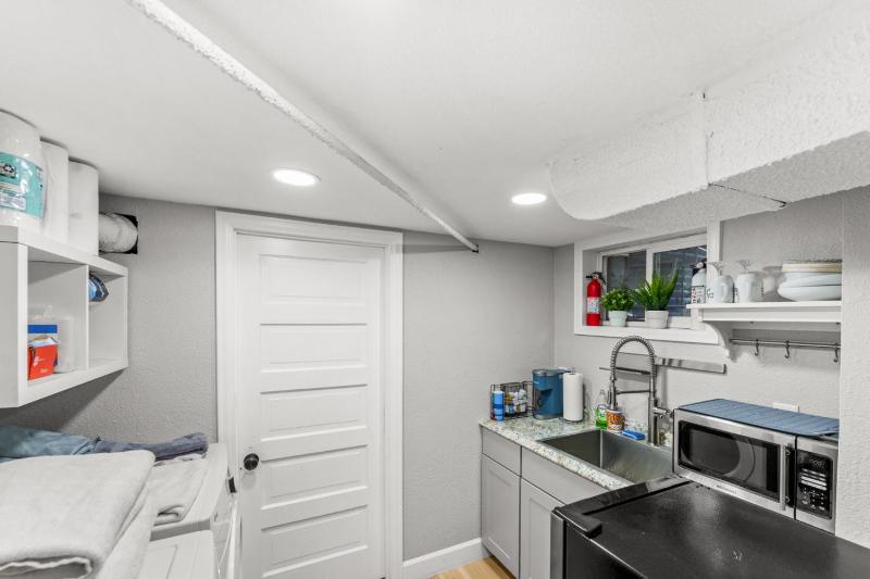 Guest Suite I 2Bd I Kitchenette I 5 star Location - image 22