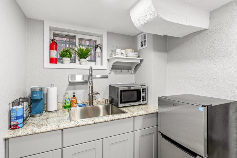 Guest Suite I 2Bd I Kitchenette I 5 star Location - image 18