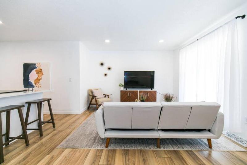 Private Chic 2br 10 min to Downtown Fast Wifi - image 4