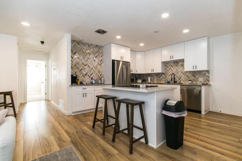 Private Chic 2br 10 min to Downtown Fast Wifi - image 7