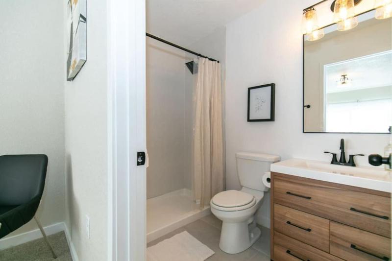 Private Chic 2br 10 min to Downtown Fast Wifi - image 8
