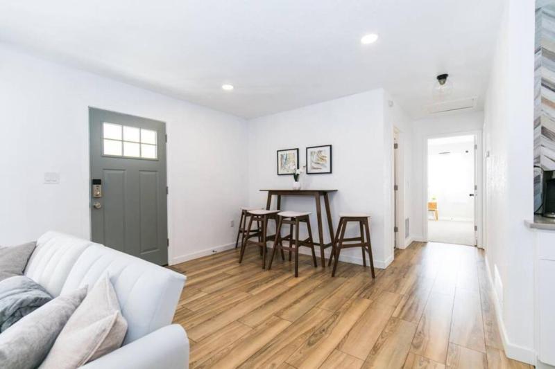 Private Chic 2br 10 min to Downtown Fast Wifi - image 11