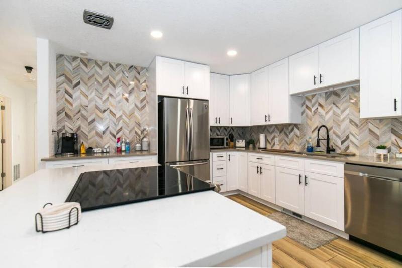 Private Chic 2br 10 min to Downtown Fast Wifi - image 13