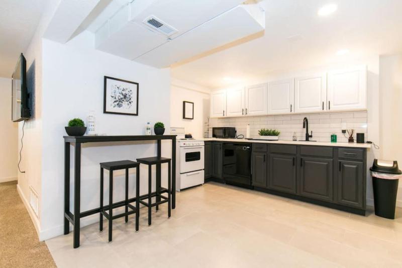 Cozy 2bd 10 min to Downtown Denver Fast Wifi - image 13