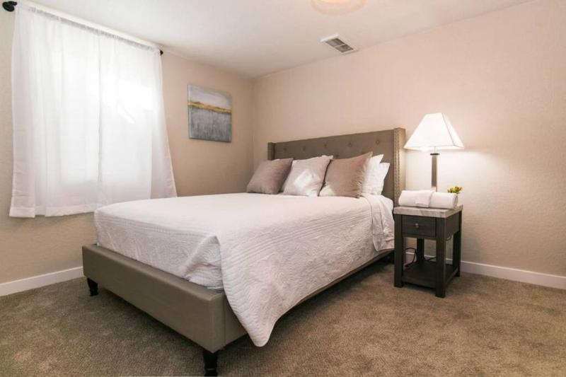 Cozy 2bd 10 min to Downtown Denver Fast Wifi - image 14