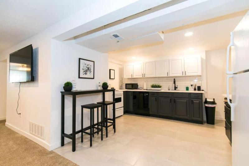 Double Denver Delight Huge Home Two Kitchens - image 2