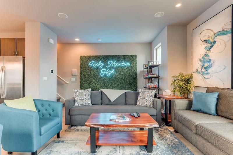 Modern Spacious Townhouse Blocks from Downtown - image 9