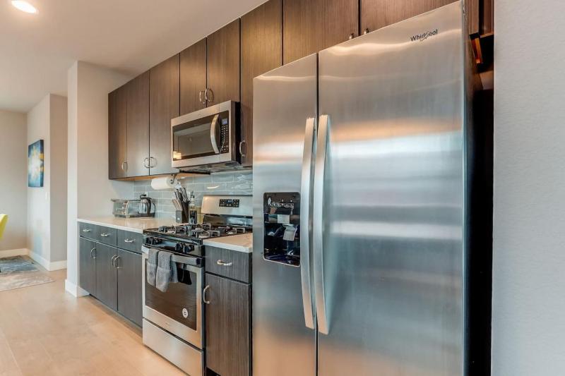 Modern Spacious Townhouse Blocks from Downtown - image 21