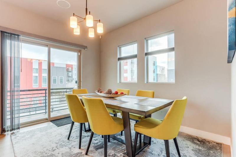 Modern Spacious Townhouse Blocks from Downtown - image 18