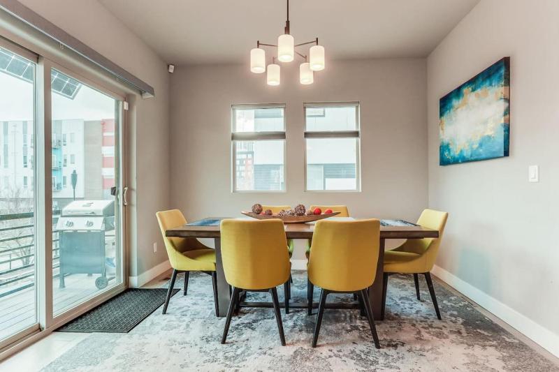 Modern Spacious Townhouse Blocks from Downtown - image 23