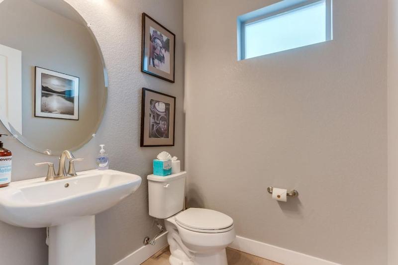 Modern Spacious Townhouse Blocks from Downtown - image 32