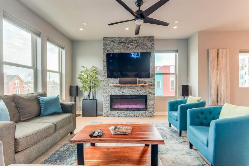 Modern Spacious Townhouse Blocks from Downtown - image 11