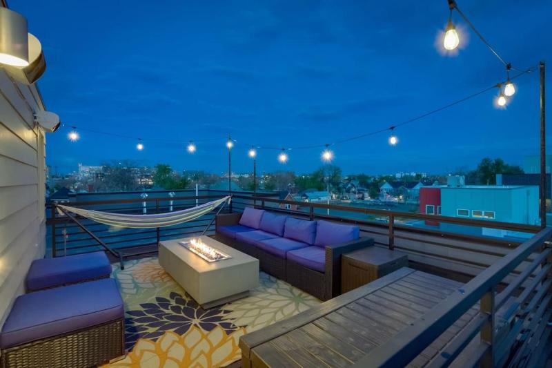 Modern Spacious Townhouse Blocks from Downtown - image 16