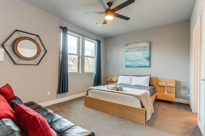 Modern Spacious Townhouse Blocks from Downtown - image 38