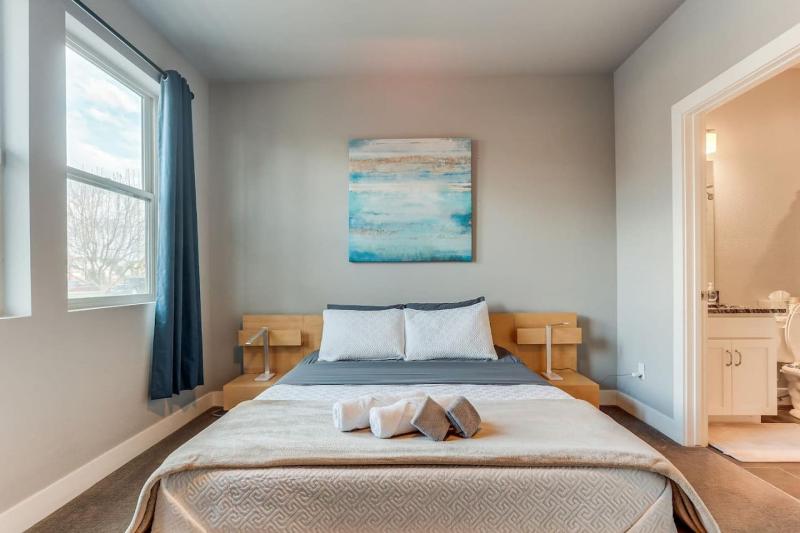 Modern Spacious Townhouse Blocks from Downtown - image 25