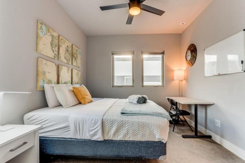 Modern Spacious Townhouse Blocks from Downtown - image 7