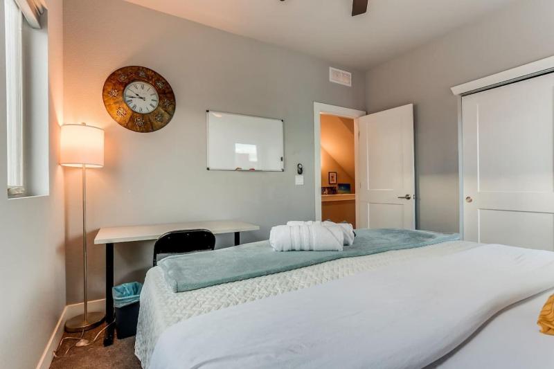 Modern Spacious Townhouse Blocks from Downtown - image 41