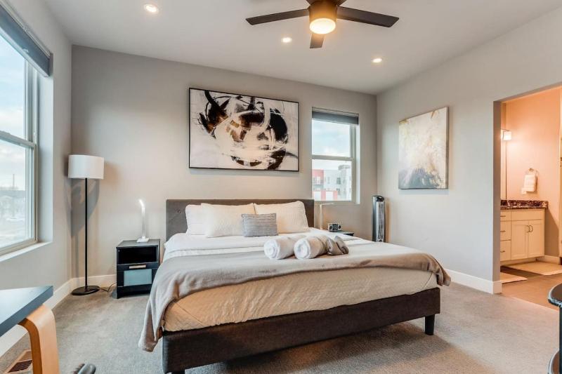 Modern Spacious Townhouse Blocks from Downtown - image 19