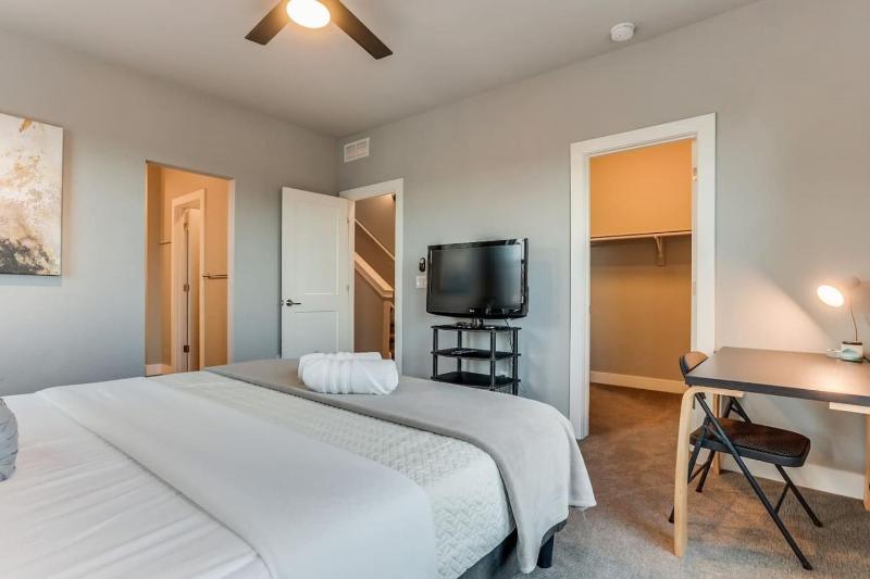 Modern Spacious Townhouse Blocks from Downtown - image 37
