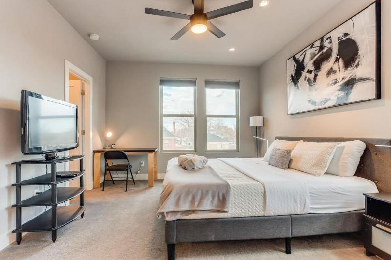 Modern Spacious Townhouse Blocks from Downtown - image 24