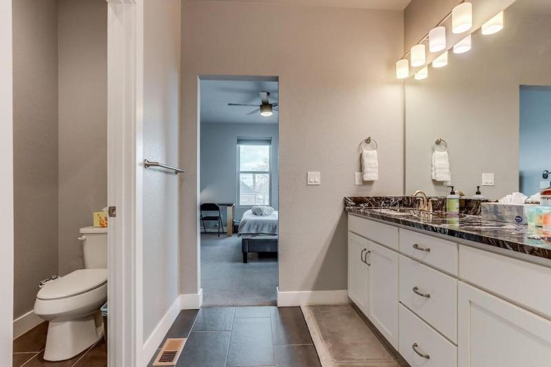 Modern Spacious Townhouse Blocks from Downtown - image 40
