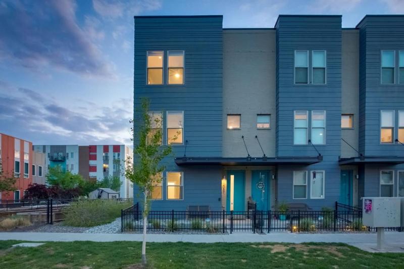 Modern Spacious Townhouse Blocks from Downtown - image 34