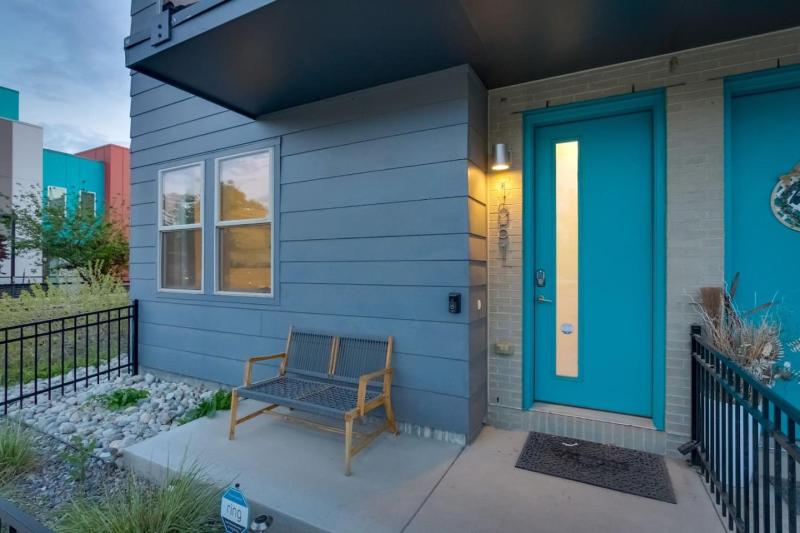 Modern Spacious Townhouse Blocks from Downtown - image 8