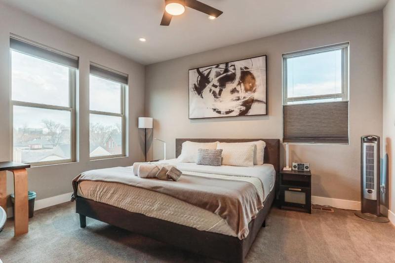 Modern Spacious Townhouse Blocks from Downtown - image 35