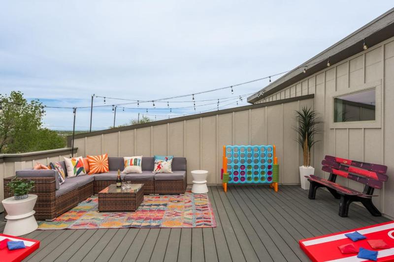 Hot Tub Rooftop Game Room 5 Bathrooms - image 30