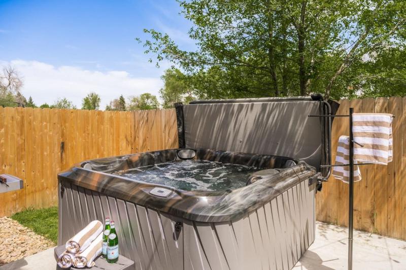 Hot Tub Rooftop Game Room 5 Bathrooms - image 8