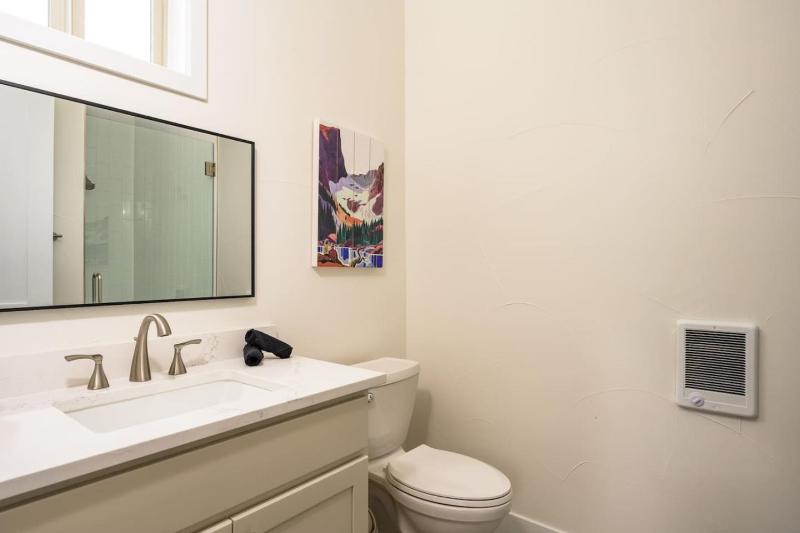 Hot Tub Rooftop Game Room 5 Bathrooms - image 18