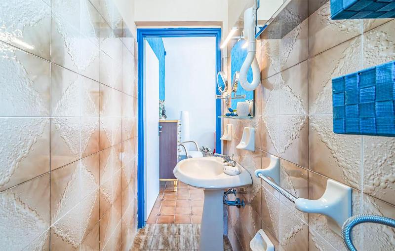 2 Bedroom Nice Home In Noto - image 14